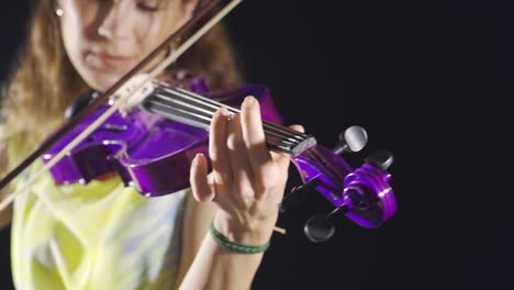 Close-up-musician-woman-playing-the-violin.